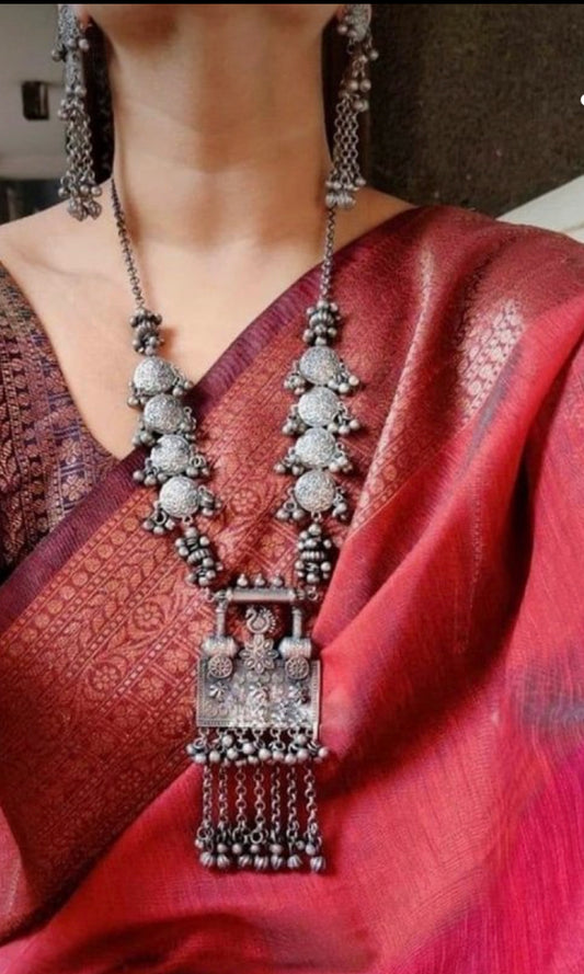 Lila Long necklace with beautiful earrings