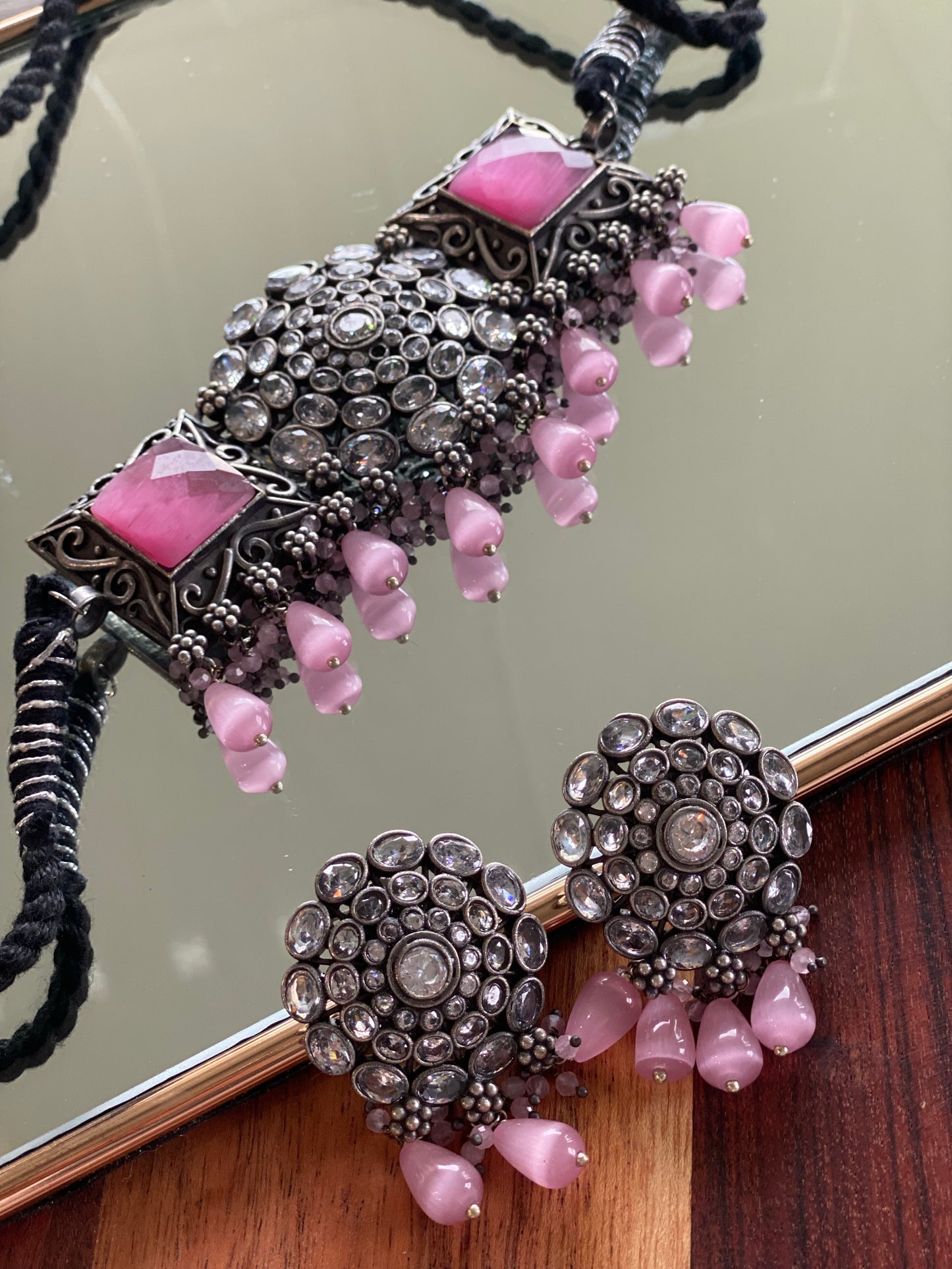 SAARU stone choker