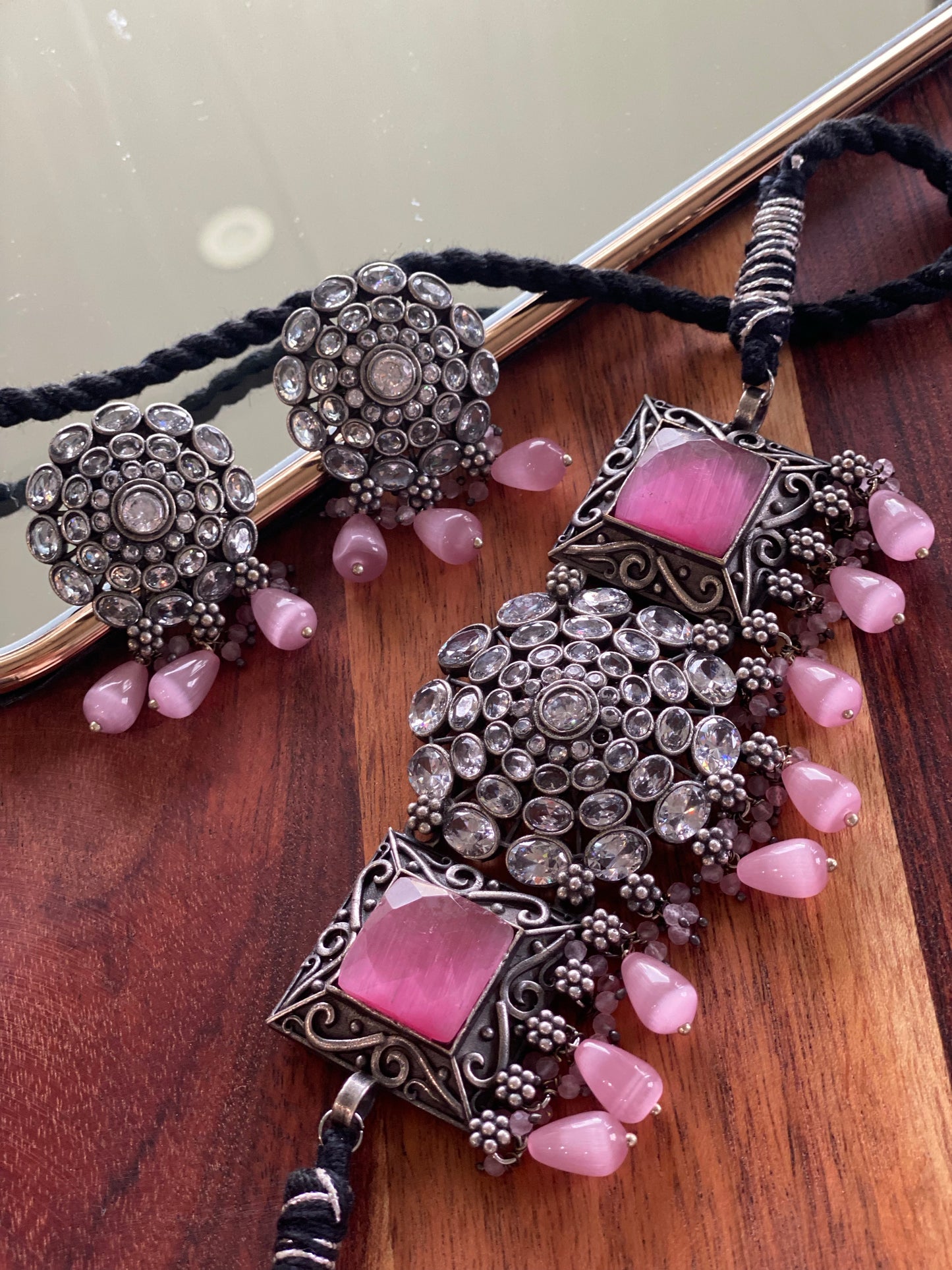 SAARU stone choker