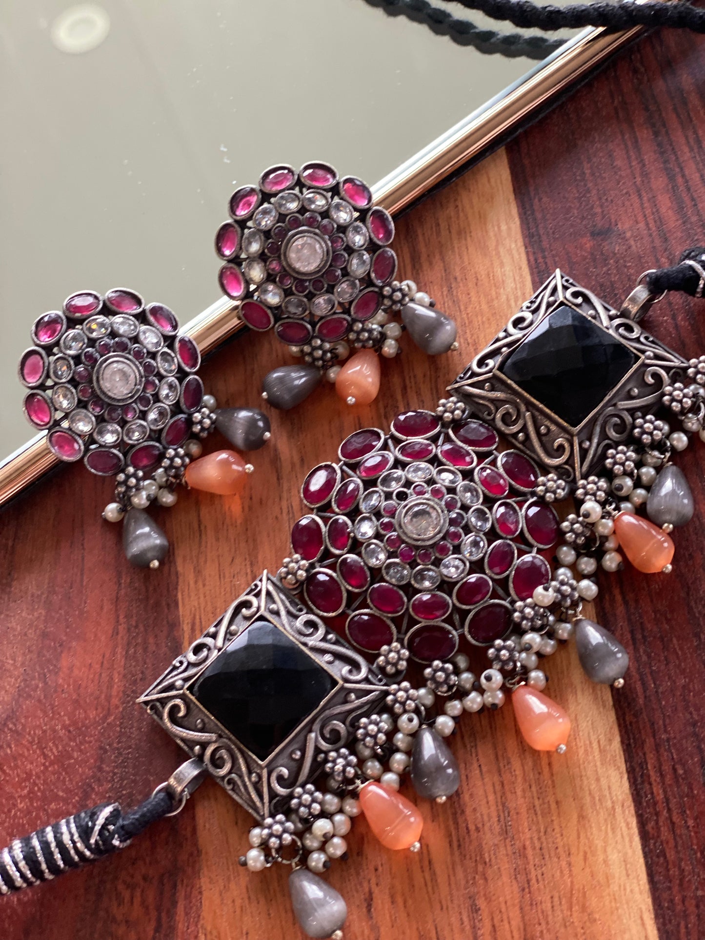 SAARU stone choker