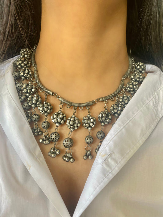 NEESHAA CHOKER